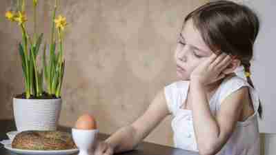 A young girl experiencing appetite loss due to ADHD medications like Adderall